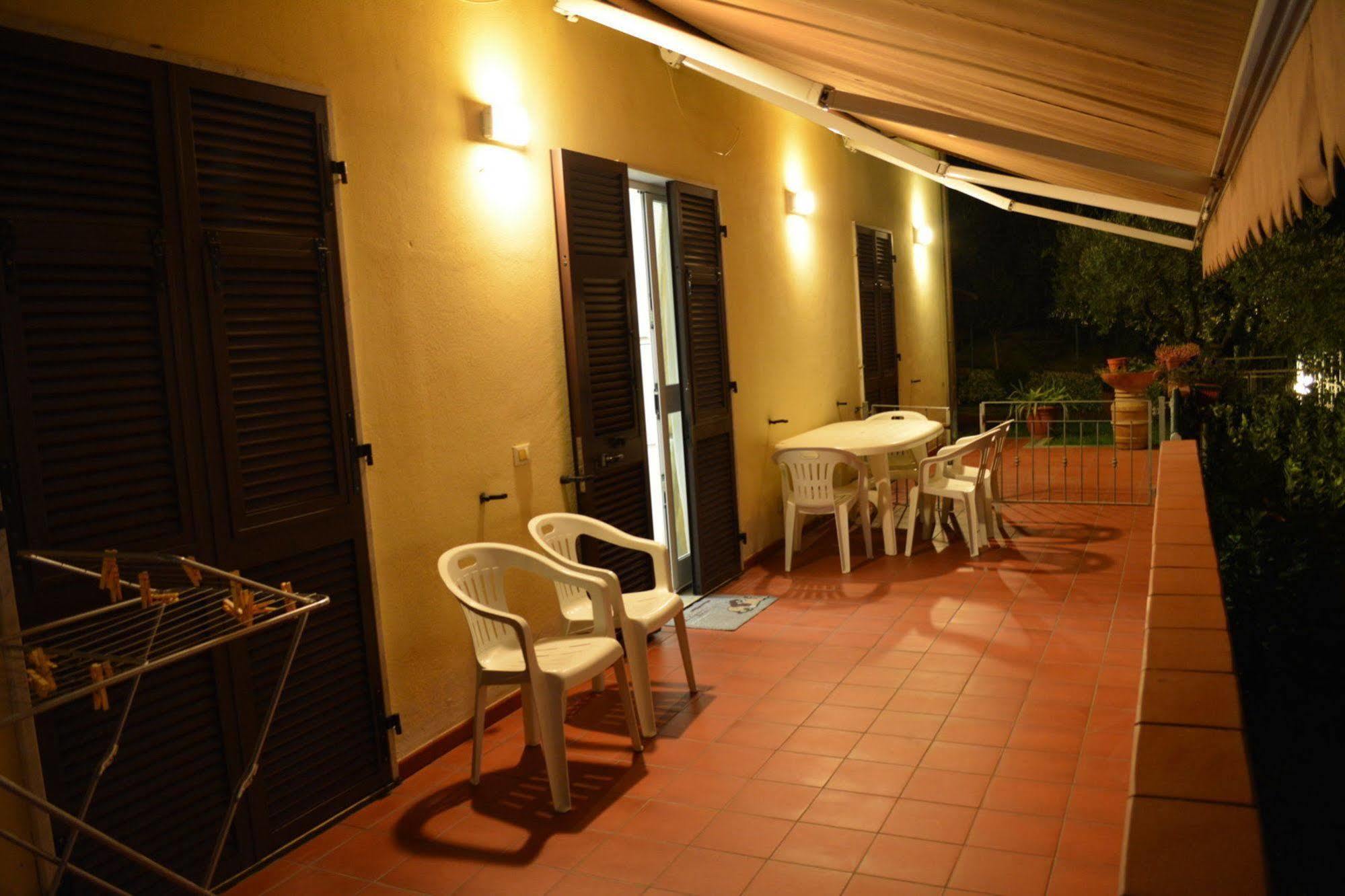 Casa Vacanza La Luna Sarzana Exterior foto